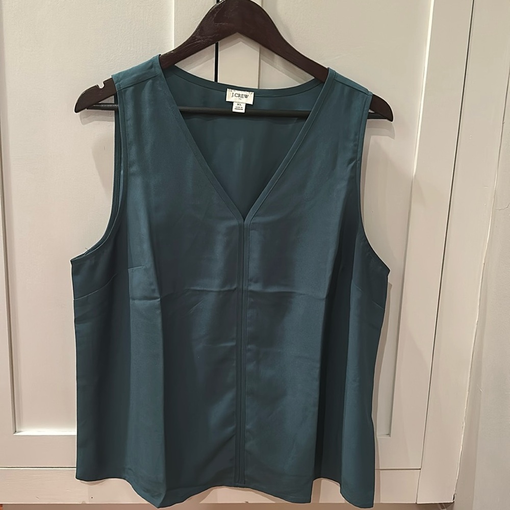 J Crew Factory vneck crepe shell in green / dark teal NWOT never worn